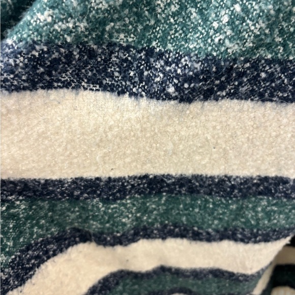 Abercrombie & Fitch Blanket Scarf in Green and Navy - Picture 2 of 4
